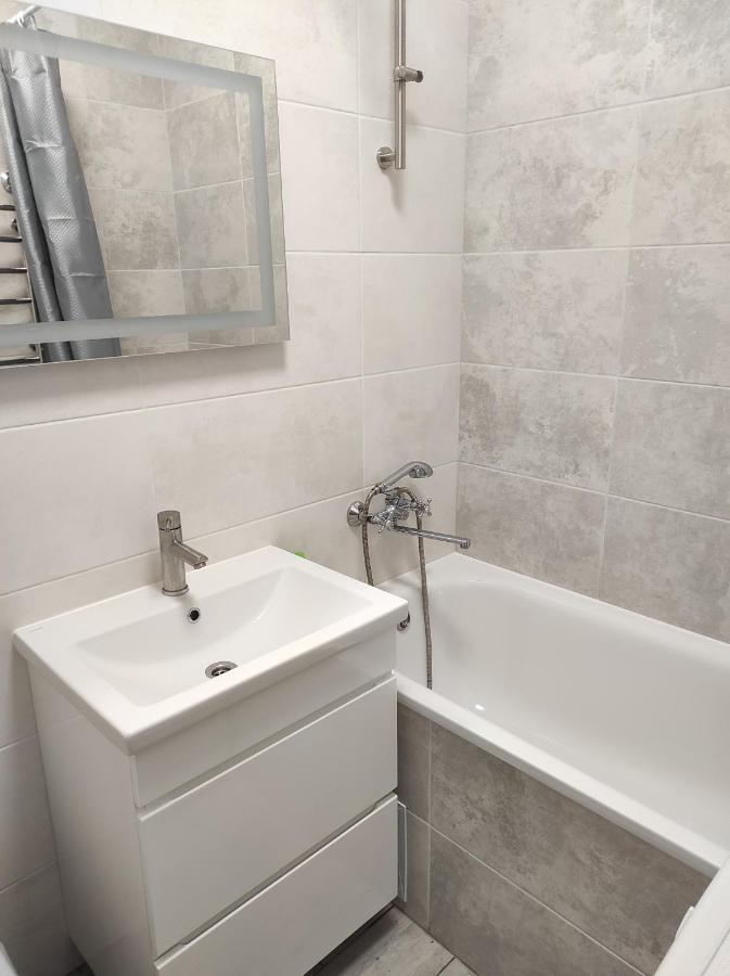 Apartment 2 комнатная с новым ремонтом, кондиционером, в самом центре Rivne